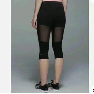 Lululemon Training Tough crop size 6 Black capri leggings with mesh